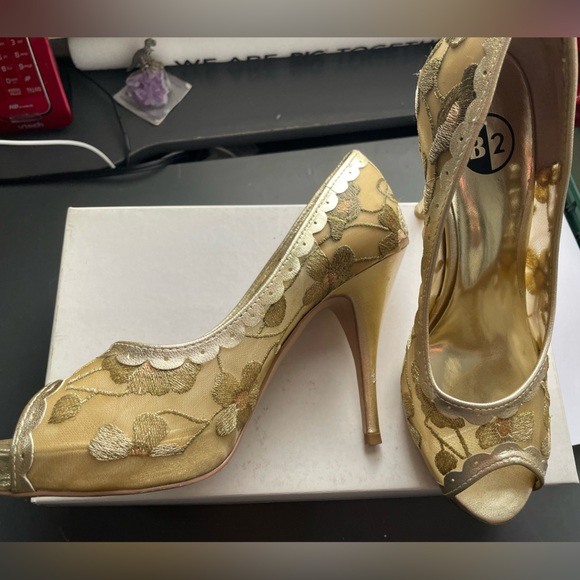 B2 Gold Embroidered Heels - Picture 5 of 8